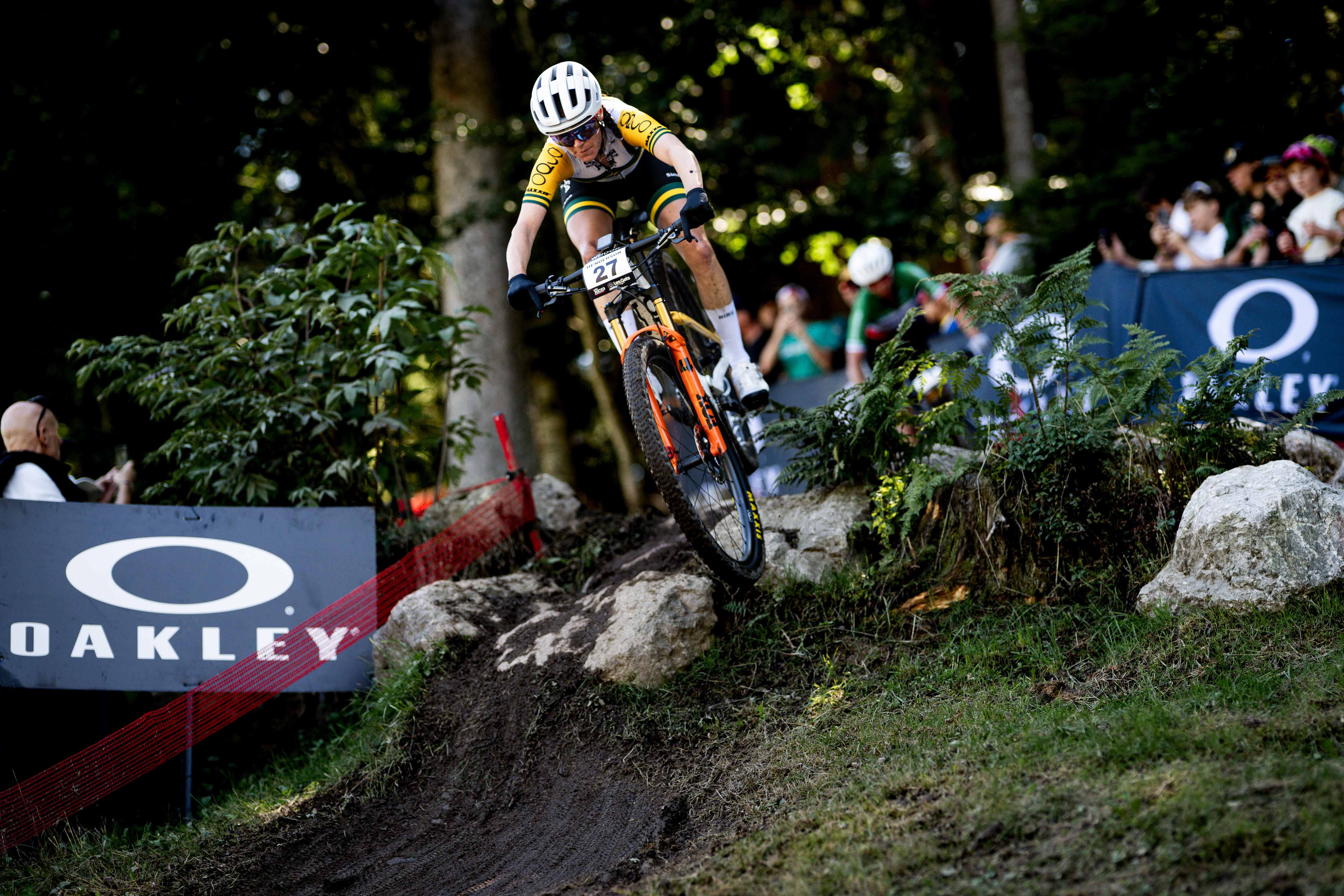 Rebecca Henderson passa por cima de um monte em sua bicicleta