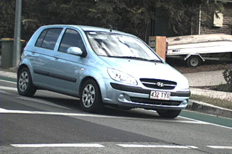 A light blue Hyandai Getz with the number plate 432 TYO.