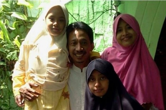 Nur Dhania bersama ayah dan saudara perempuannya