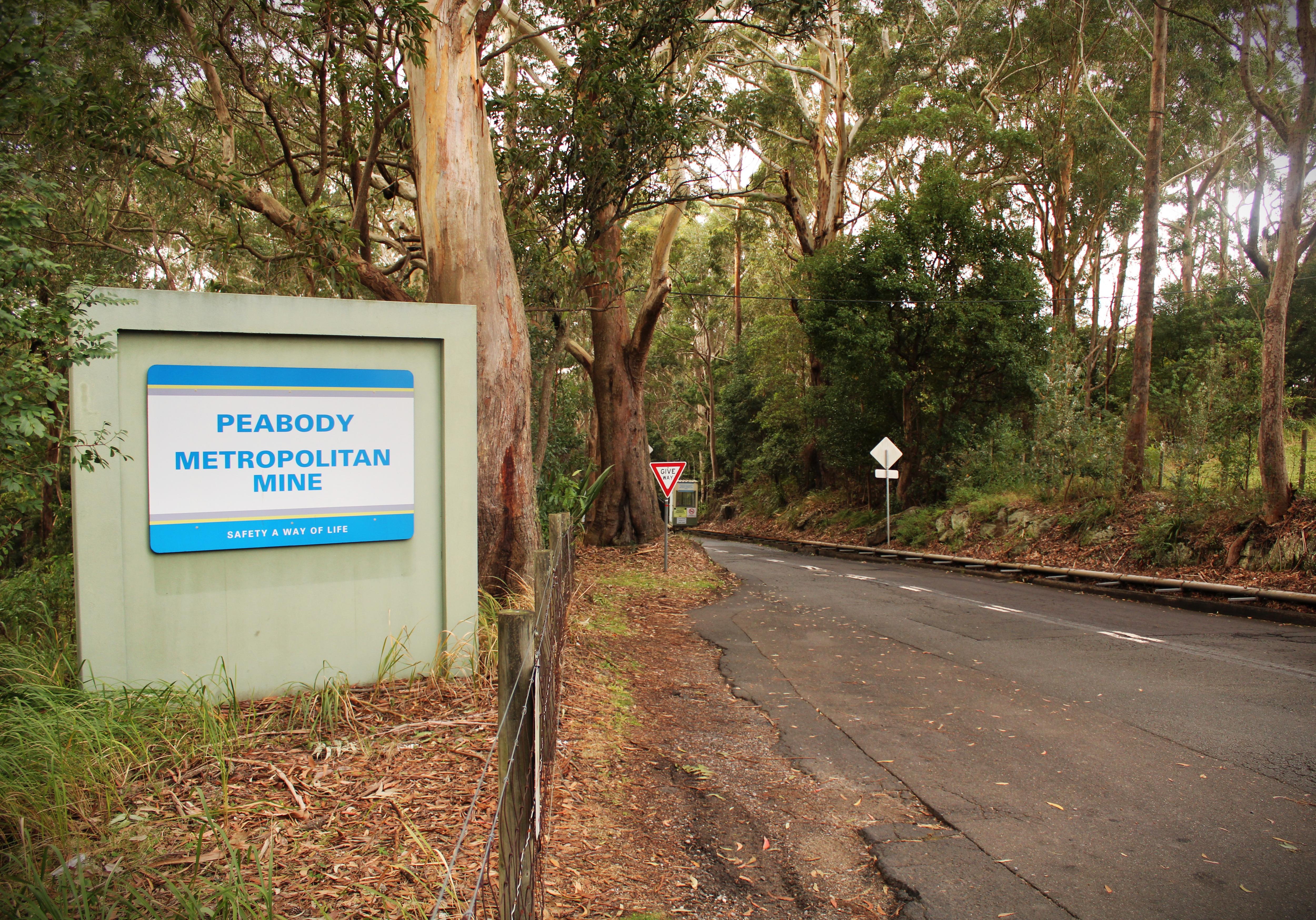 Imagen del signo de concreto que lee la mina metropolitana de Peabody 'y un camino