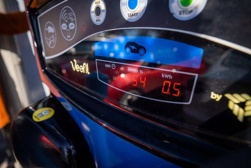 Panneau d'interface utilisateur sur borne de recharge de véhicule électrique.