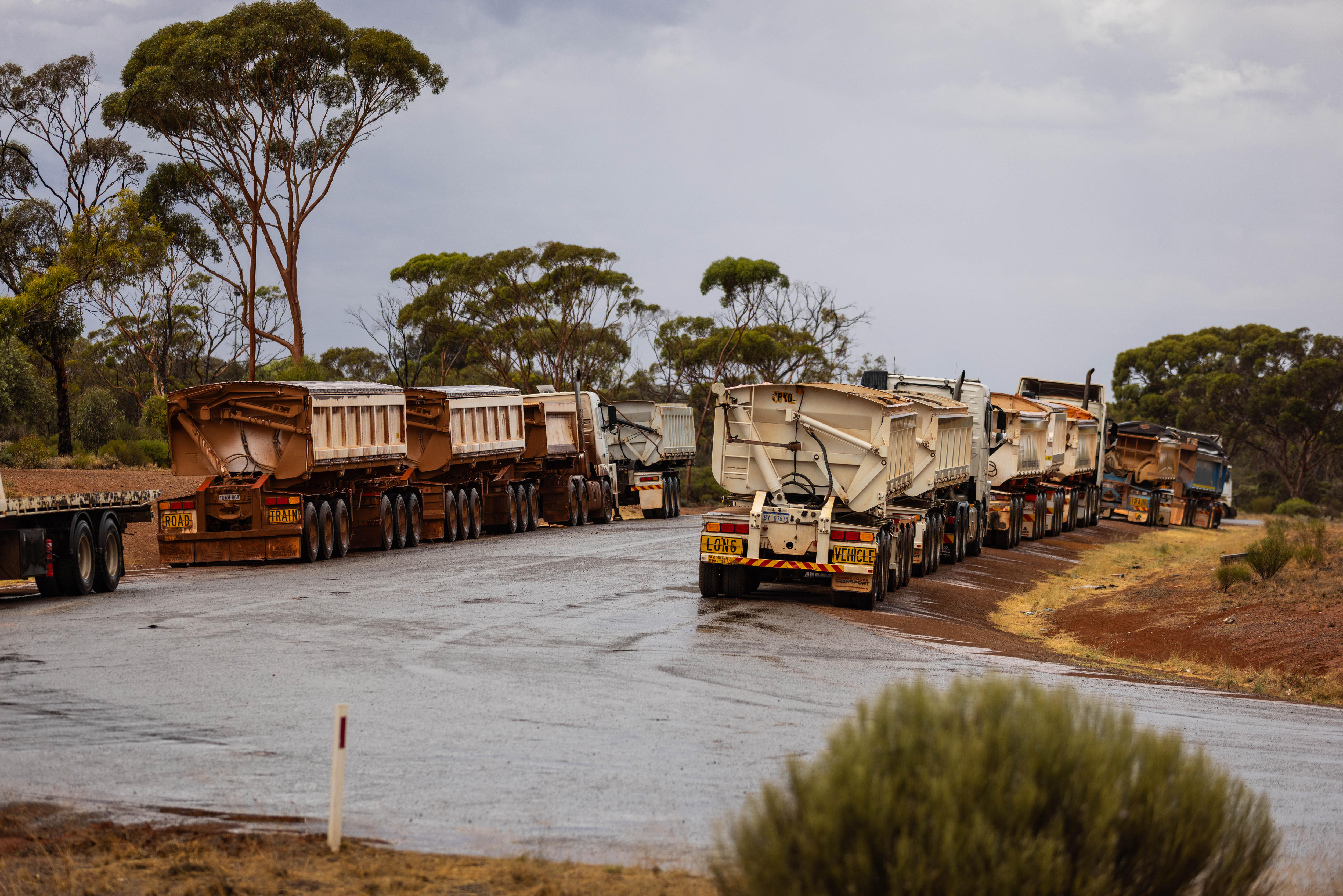 Camiones y remolques estacionados en una parada de camiones cerca de Kalgoorlie-Boulder.
