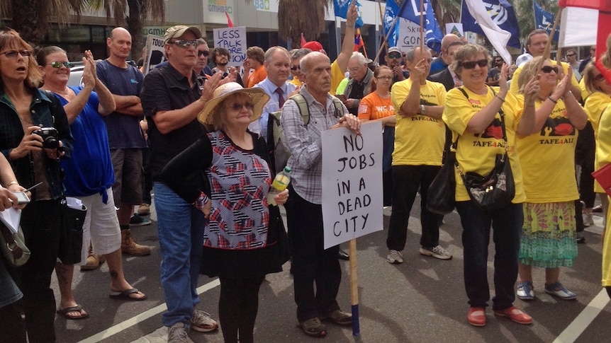 Hundreds march in Geelong calling for help to create jobs