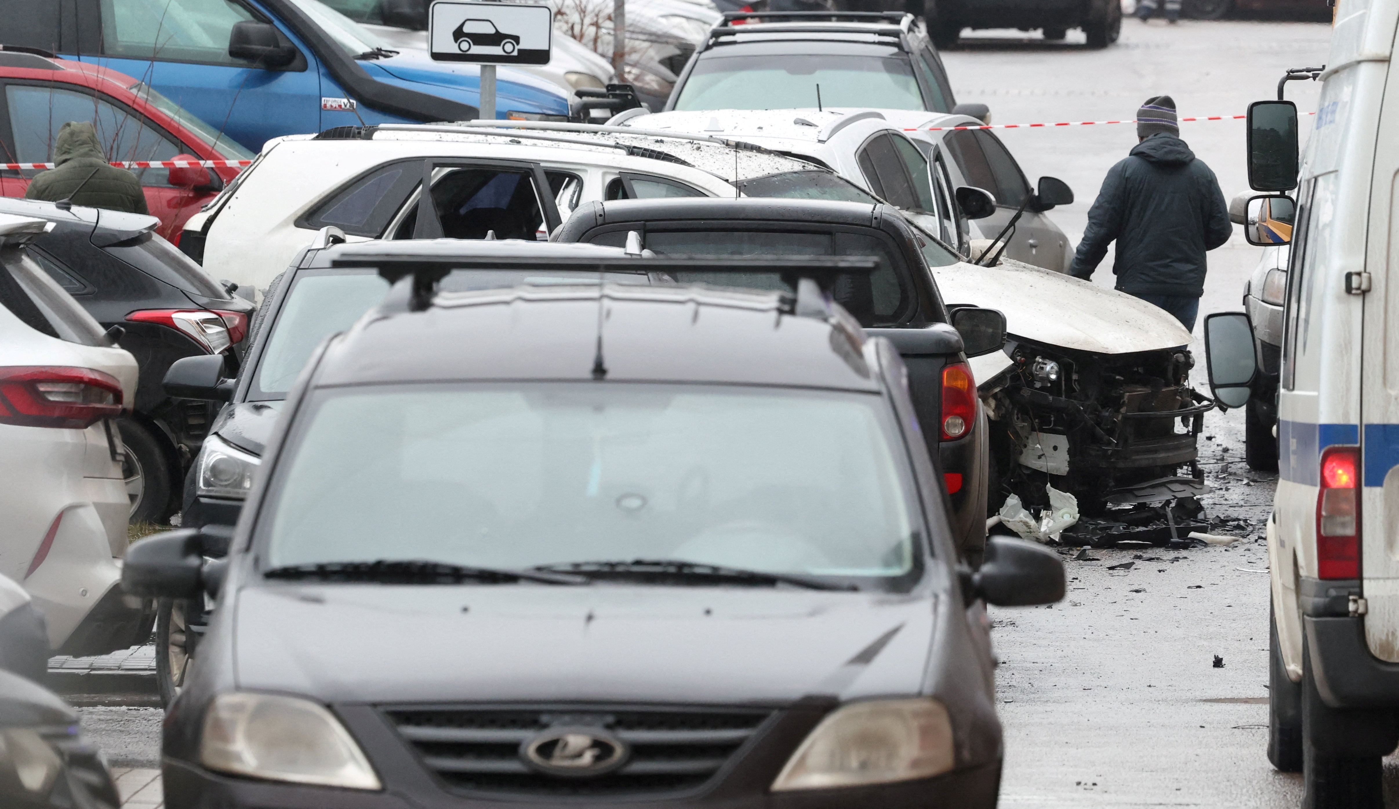 Um carro é encontrado destruído junto com outros carros ilesos em uma rua