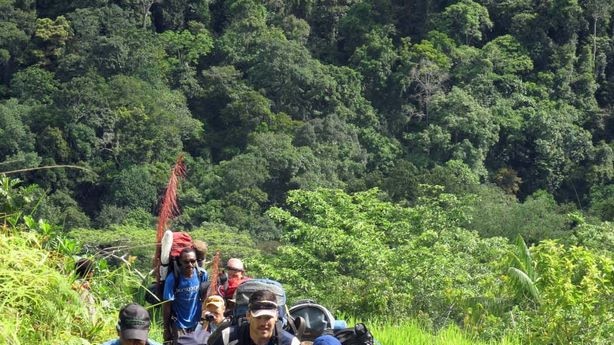 Paralympian Kurt Fearnley crawls the last 100m of the Kokoda Track