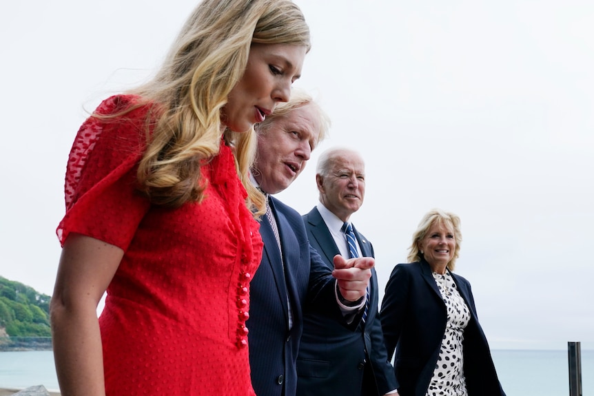 Il presidente Joe Biden e la First Lady Jill vengono accolti e camminano con il primo ministro britannico Boris Johnson e sua moglie Carrie.