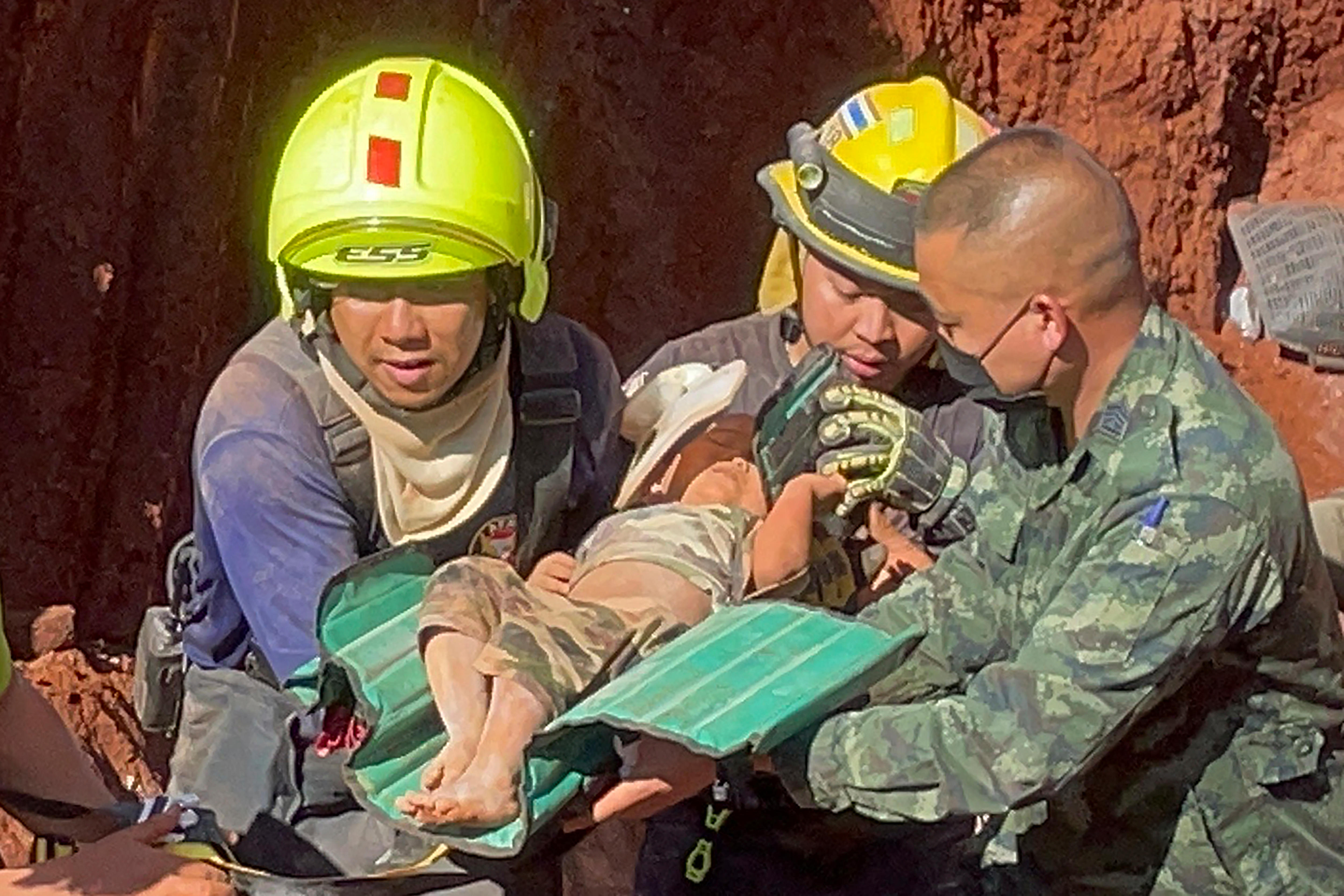 Toddler rescued from 15-metre-deep well in Thailand - ABC News