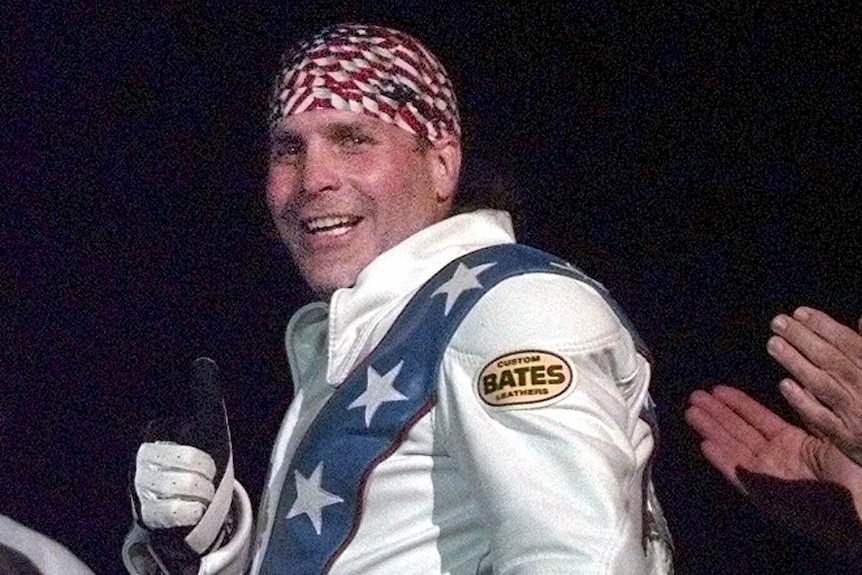 Robbie Knievel po wykonaniu skoku w 2000 roku