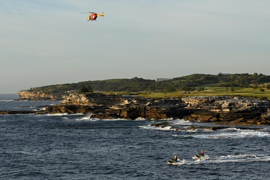 Un hélicoptère vole au-dessus de l'eau