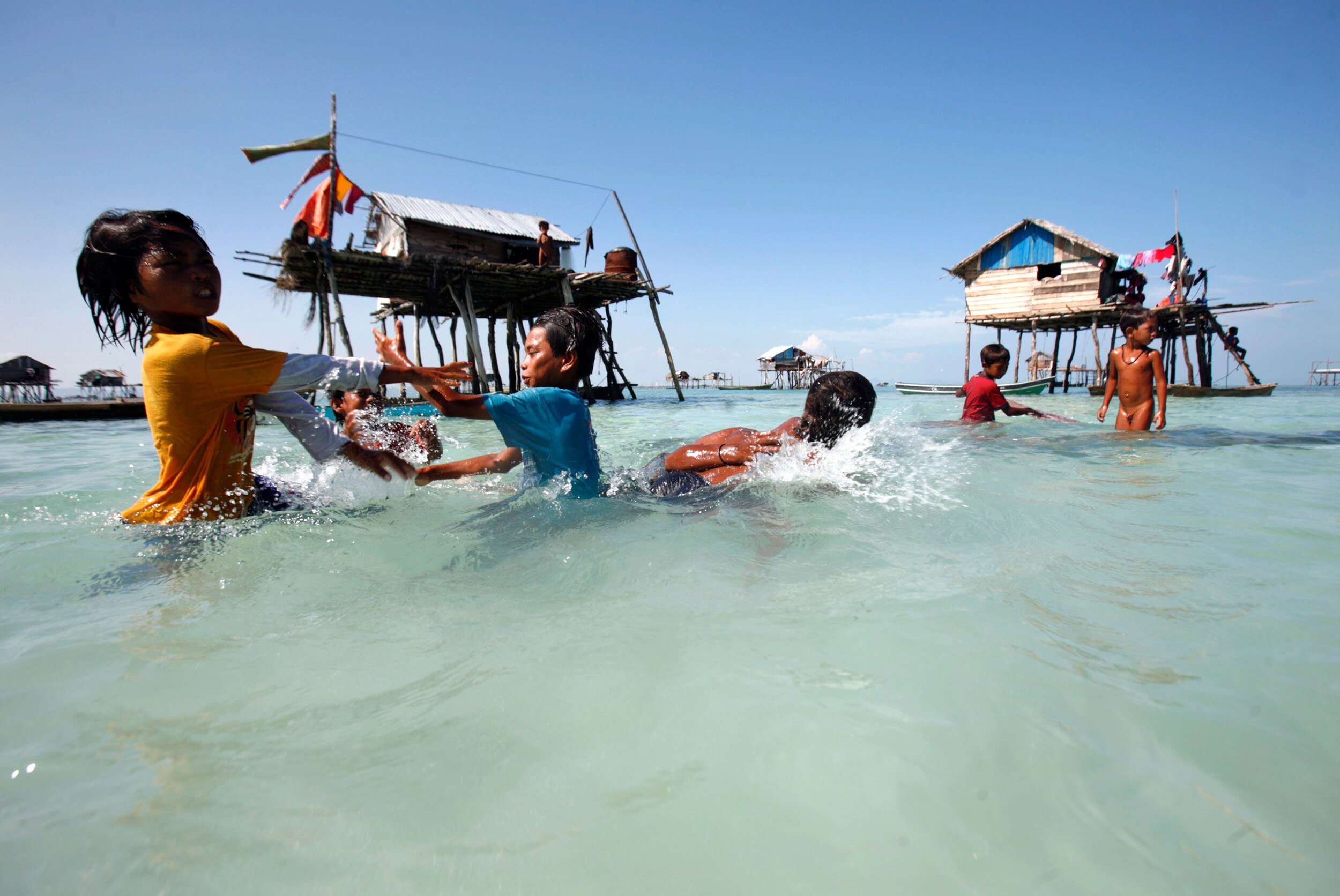家园被烧毁和拆毁，巴瑶族人在马来西亚遭受“系统性歧视”