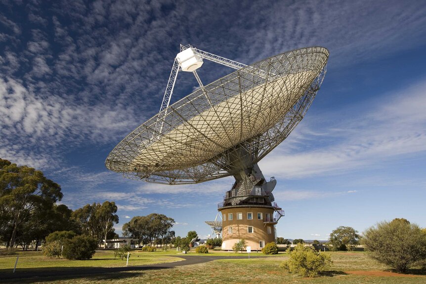 The Parkes telescope against a blue sky