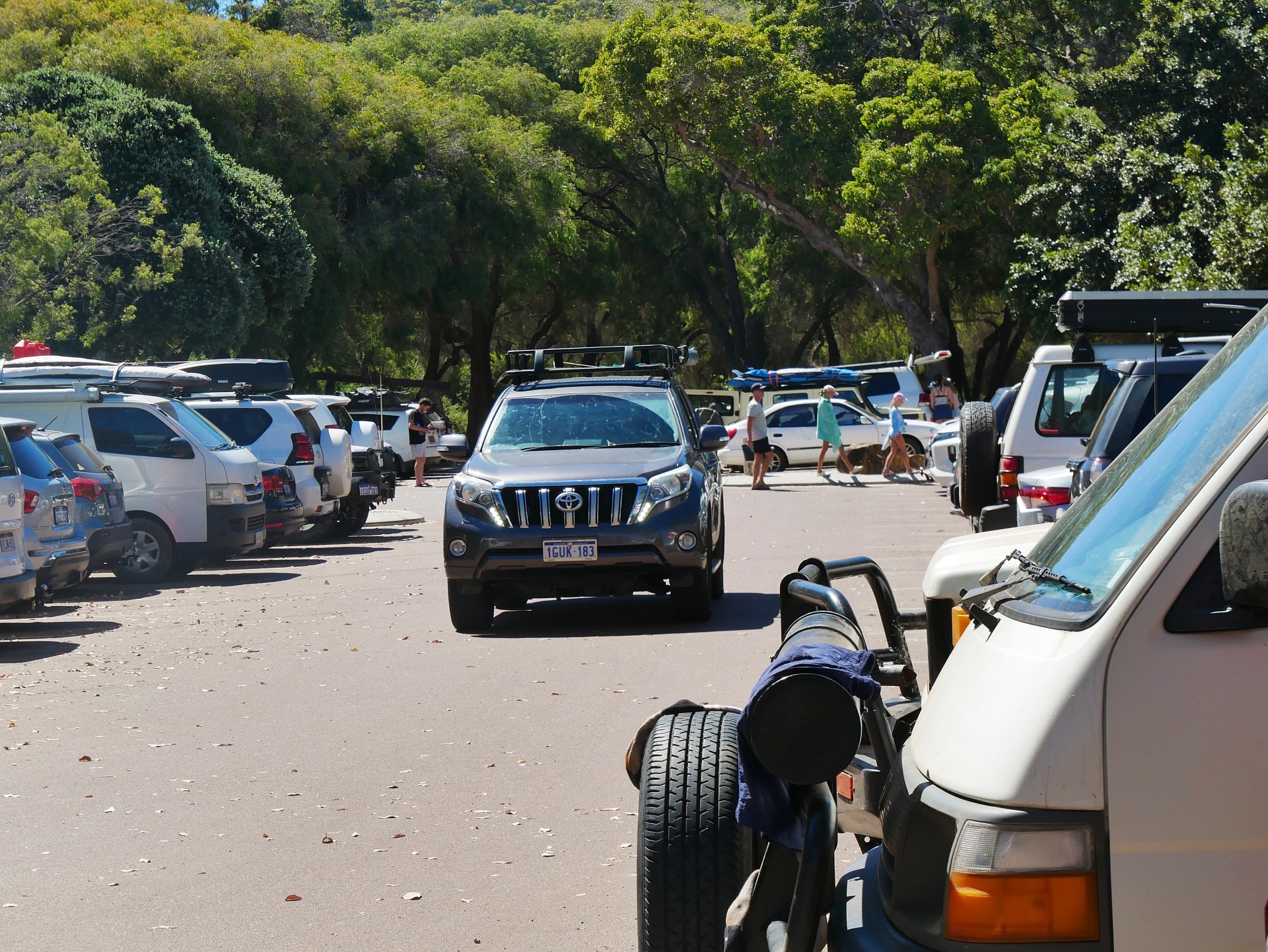 Um carro em um estacionamento lotado