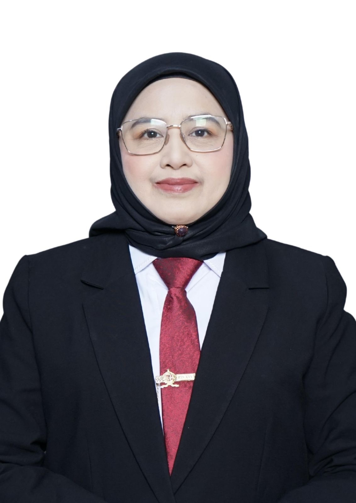 Picture of a middle-aged woman wearing hijab and smiling to the camera