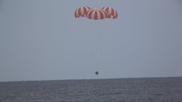 SpaceX's Dragon cargo craft lands in Pacific ocean