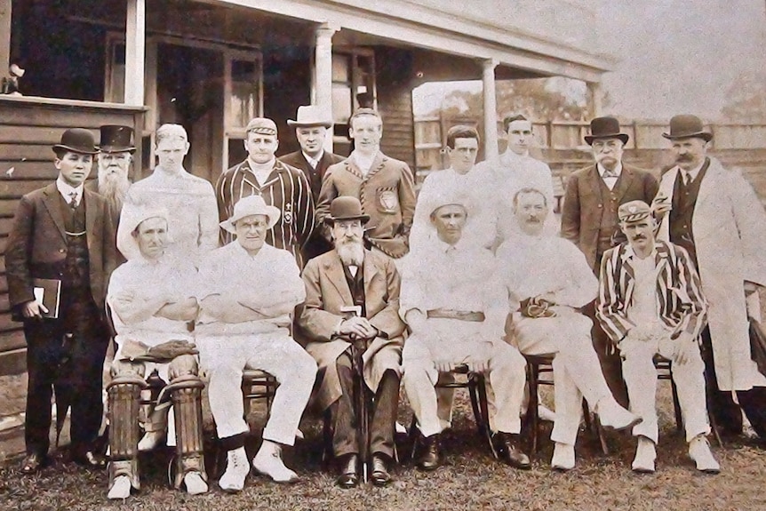 麦锡祥，图片最左边，是维多利亚律师协会年度板球比赛的记分员。