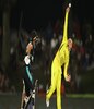 澳大利亚在 T20 世界杯比赛期间，阿什莉·加德纳 (Ashleigh Gardner) 在投球时伸出了她的保龄球手臂。” class=