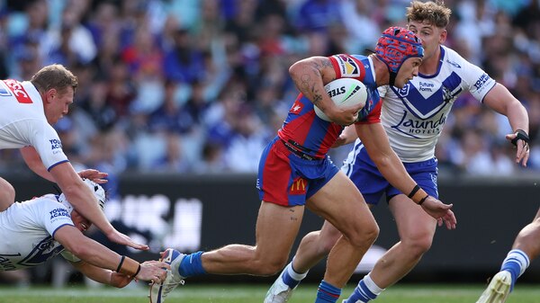 Kalyn Ponga runs with the football past the Bulldogs defence.