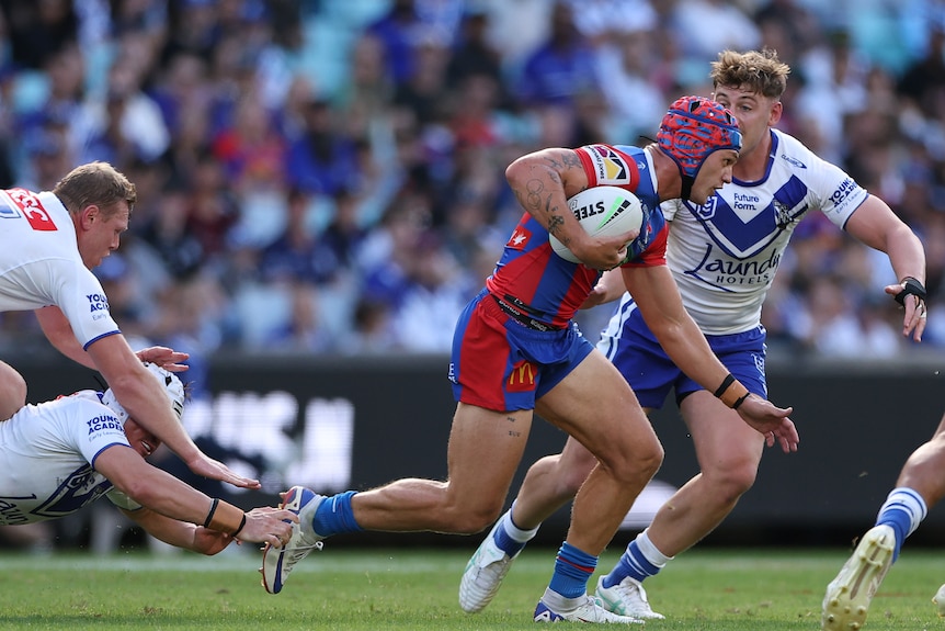 Kalyn Ponga runs with the football past the Bulldogs defence.