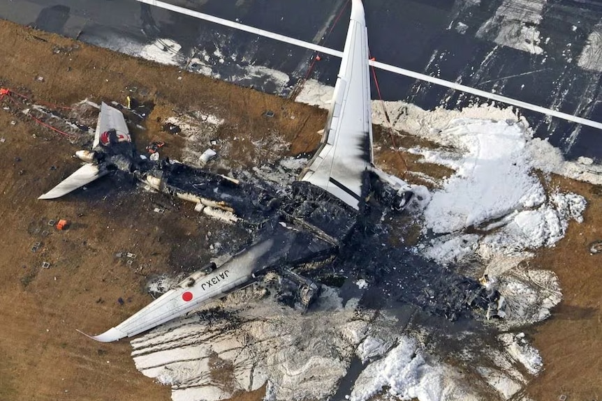 Una fotografía aérea de un avión destruido en tierra. 