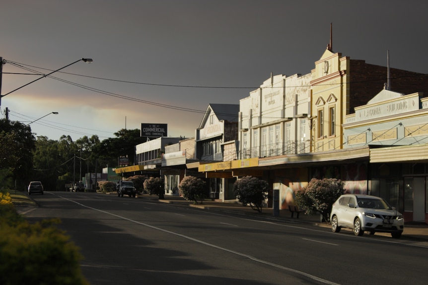 Smoke from nearby bushfires turned the sky dark over Chinchilla.