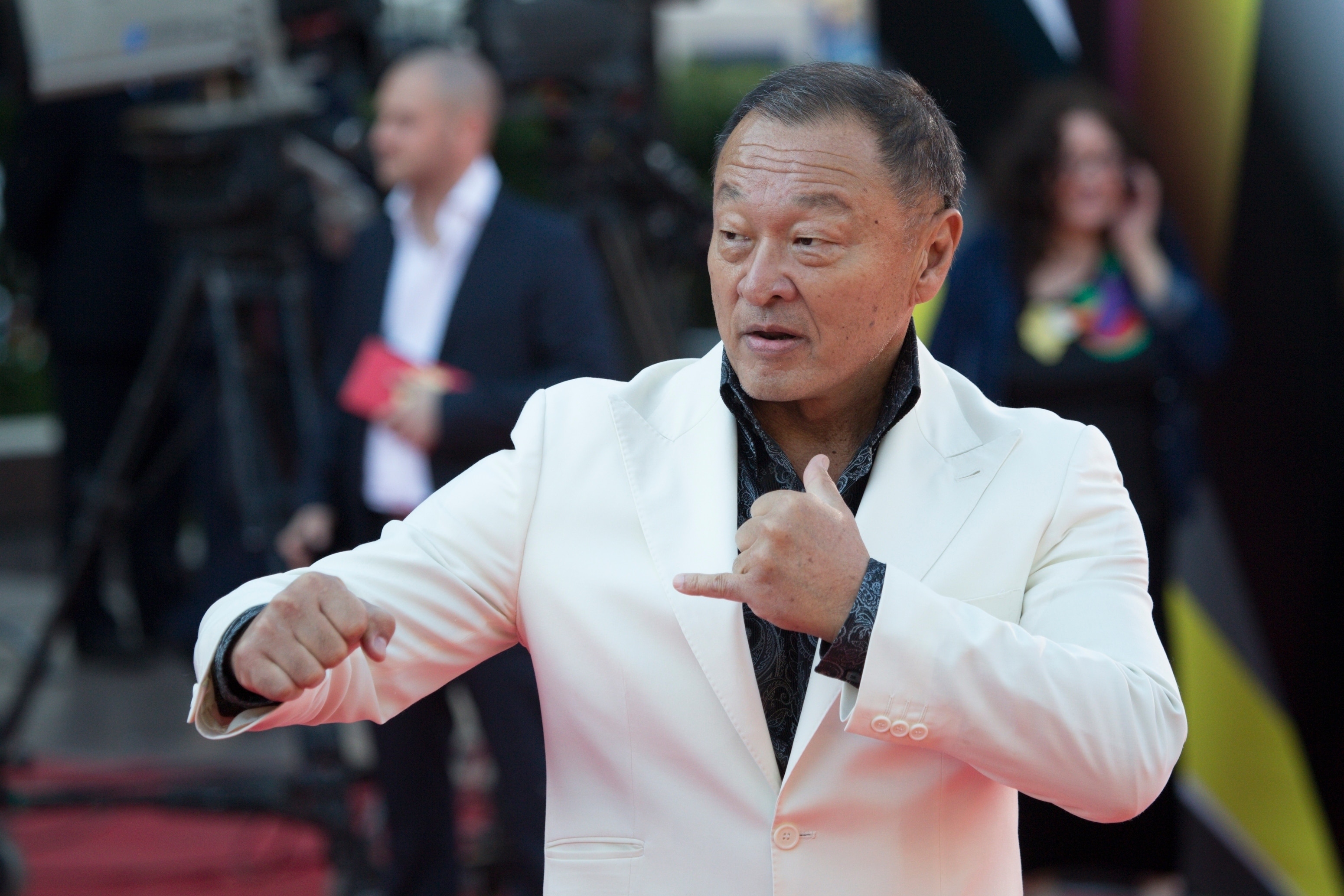 Cary-Hiroyuki Tagawa pose on the red carpet 