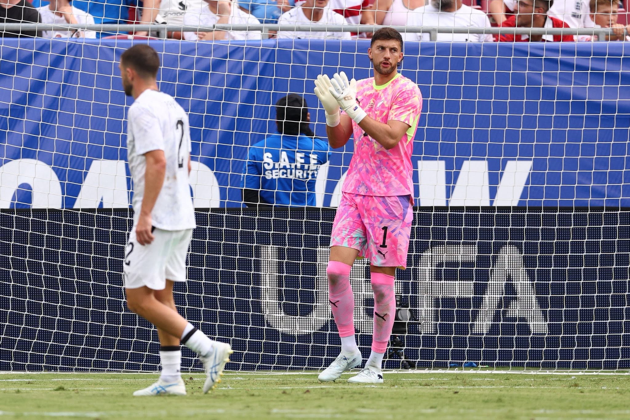 Max Crocombe sebagai kiper All Whites