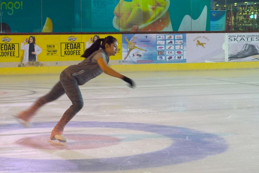 Savika Zahira making a turn while figure skating.