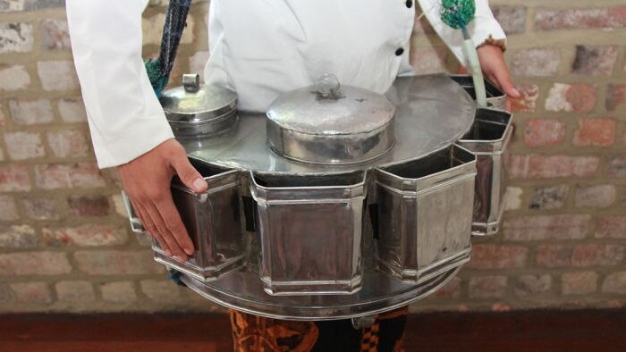 Gule gule digunakan oleh penjual gulali di Indonesia