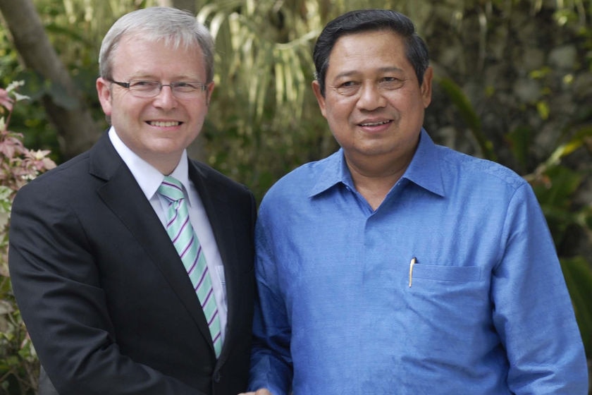 Kevin Rudd smiles next to Susilo Bambang Yudhoyono