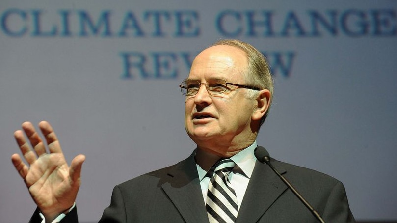 The Federal Government's climate change adviser Professor Ross Garnaut addresses a public forum in Brisbane (File: AAP)