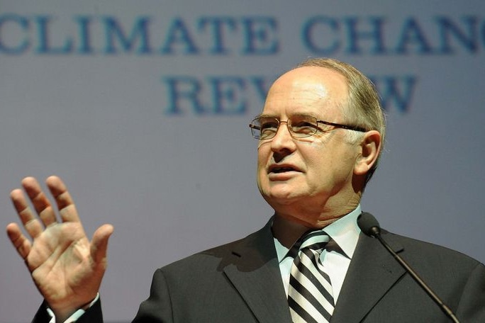 The Federal Government's climate change adviser Professor Ross Garnaut addresses a public forum in Brisbane (File: AAP)