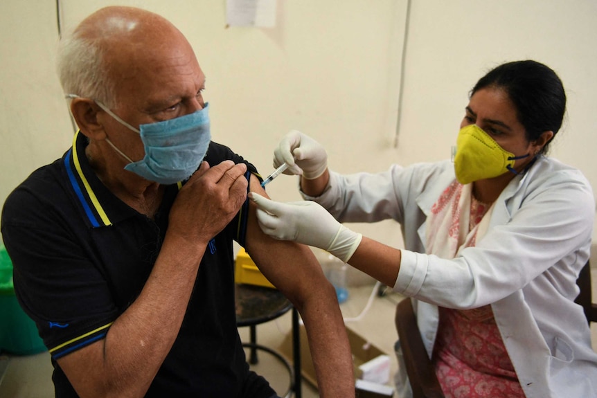Un hombre recibe su vacuna COVID-19