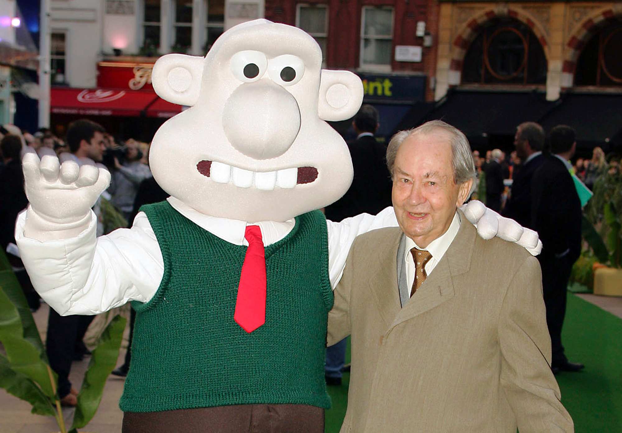 Wallace And Gromit Voice Actor Peter Sallis Dies Aged 96 ABC News