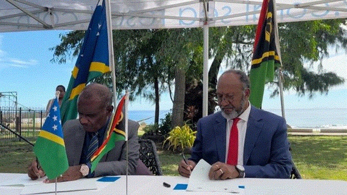 PM Jeremiah Manele and PM Charlot Salwai sign Tirvau border Agreement  (C. Leong)