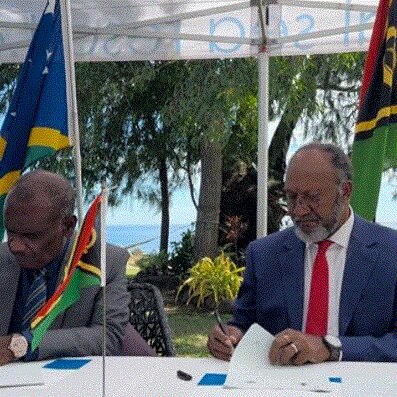 PM Jeremiah Manele and PM Charlot Salwai sign Tirvau border Agreement  (C. Leong)