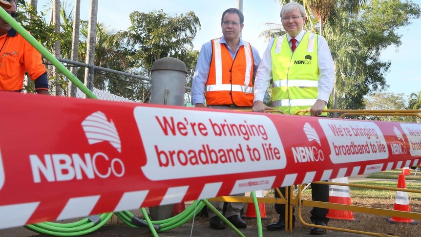 Kevin Rudd visits a fibre haul site in Darwin.