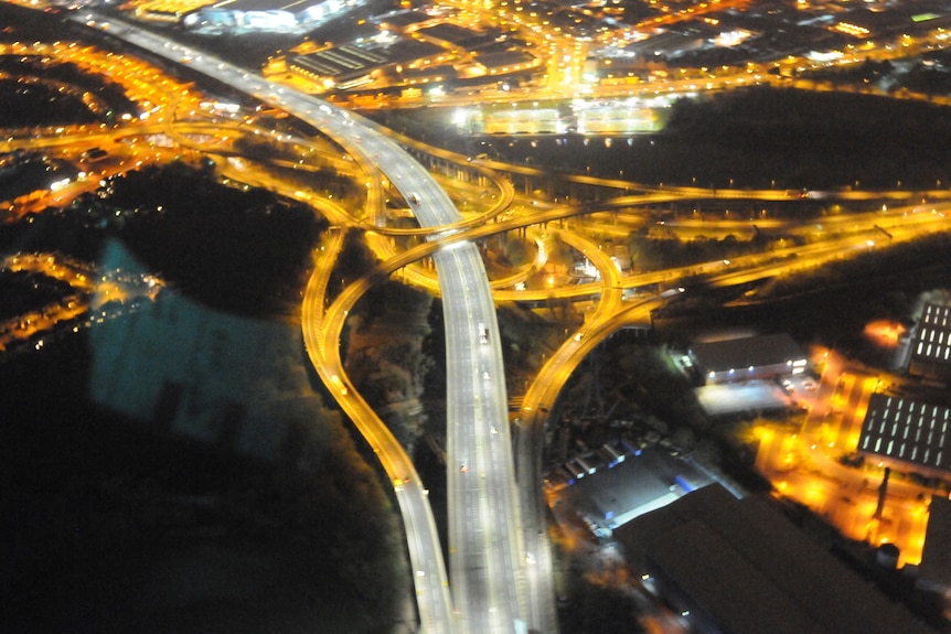 'Spaghetti Junction' Gravelly Hill Interchange en Birmingham, Reino Unido, por la noche con la red de carreteras iluminadas