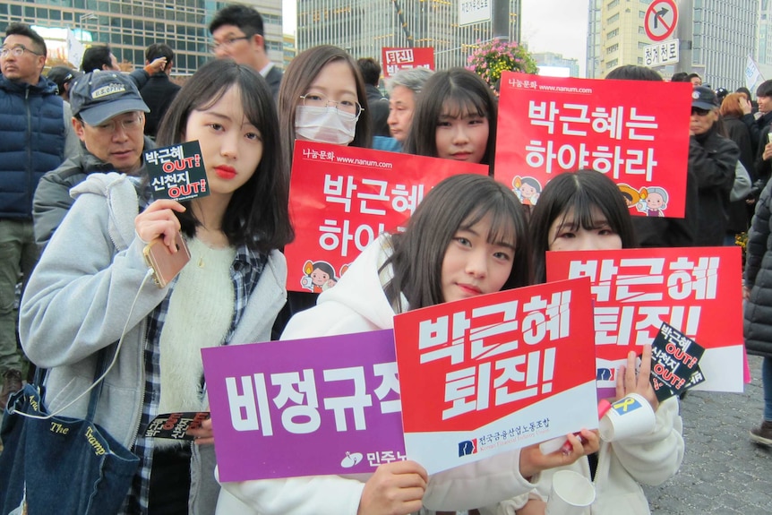Yu Da-un protests with friends