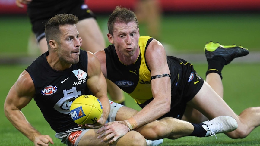 Matthew Wright and Dylan Grimes compete for the ball in an AFL match between the Richmond Tigers and the Carlton Blues in 2018.