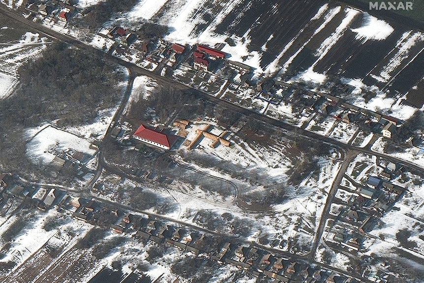 Zdjęcie satelitarne nowego szpitala polowego o czerwonawych powierzchniach.