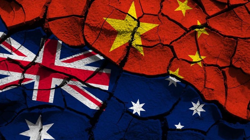 Un graphique montrant les drapeaux australien et chinois entrant en collision comme s'il s'agissait de masses continentales.