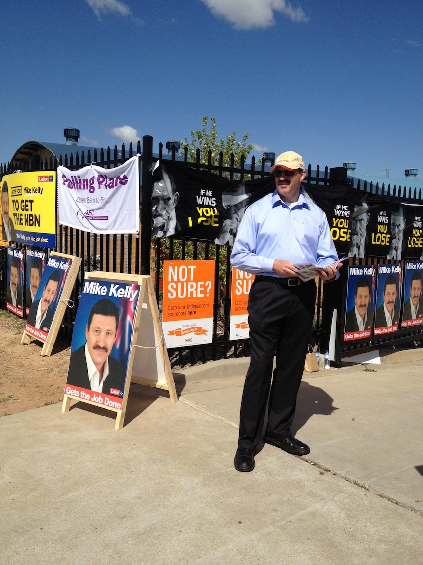 Mike Kelly casting his vote at Karabah High School in Canberra. Taken September 07, 2013.