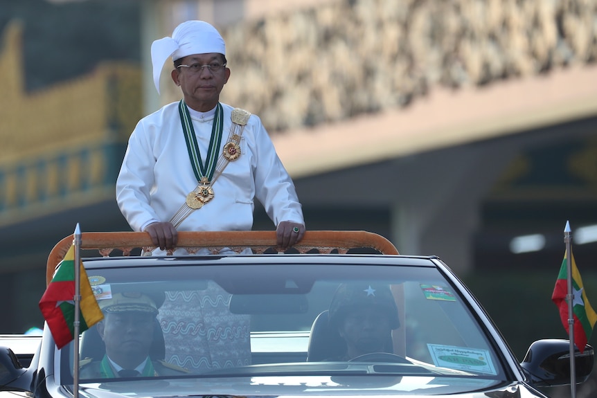 El líder militar de Myanmar viaja en un coche durante un desfile.