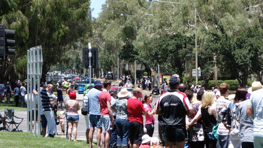 Crowds on Northbourne Avenue in Canberra for the Summernats Citycruise.