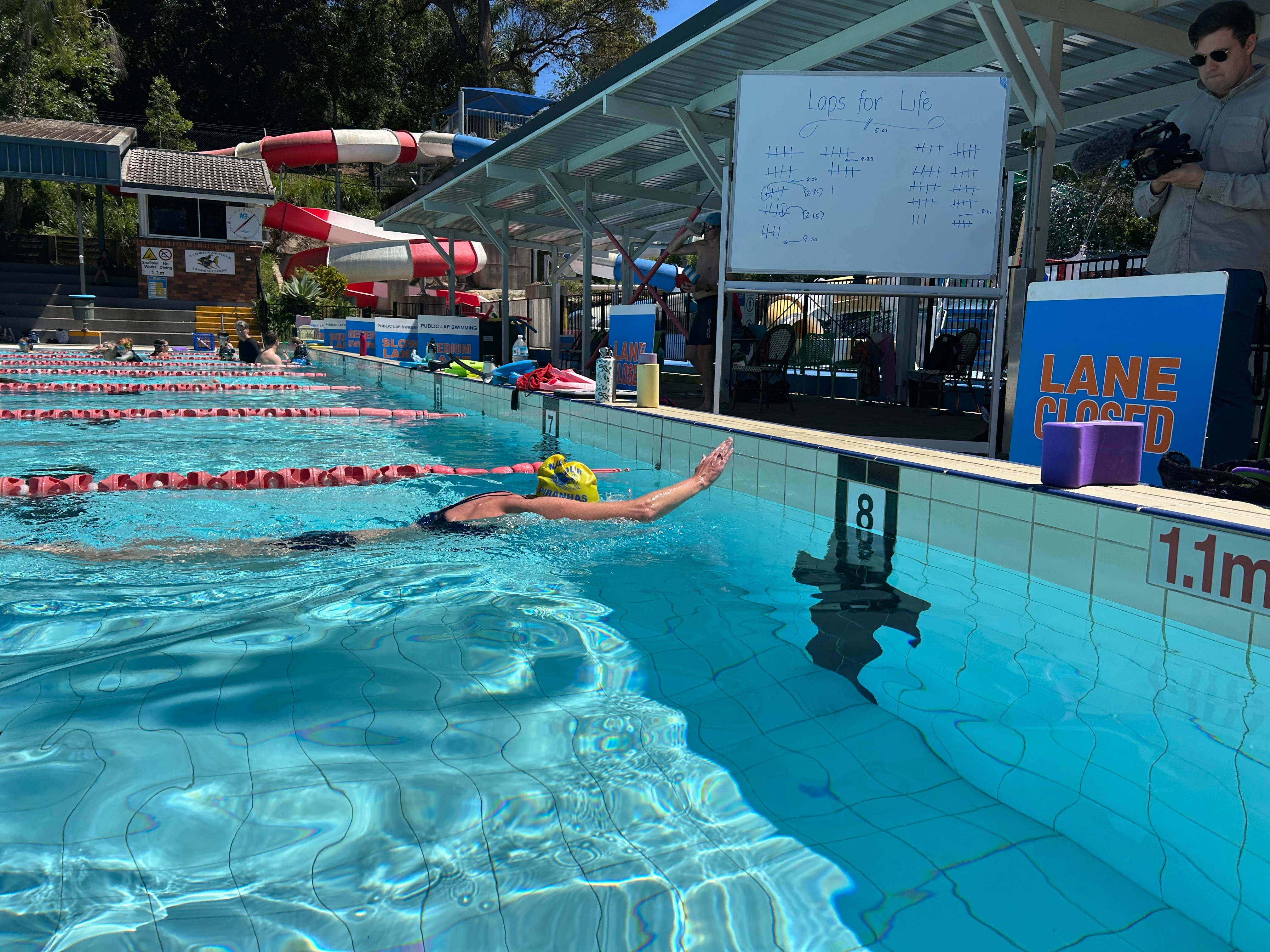 El último golpe de Bryony Gray antes de golpear la pared de la piscina del Centro Acuático Nambour.