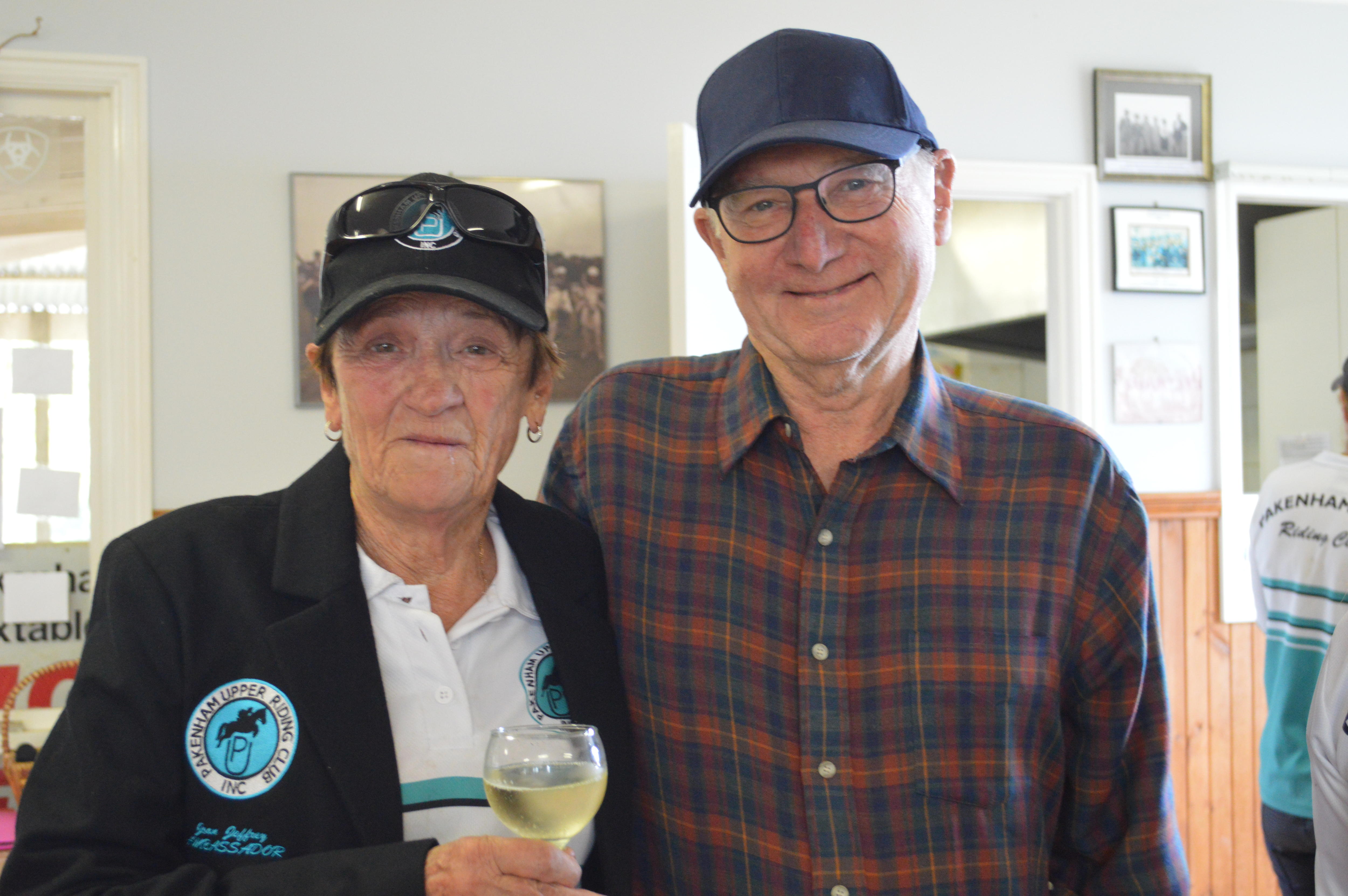 Joan Jeffery e seu marido Peter sorriem para a câmera.