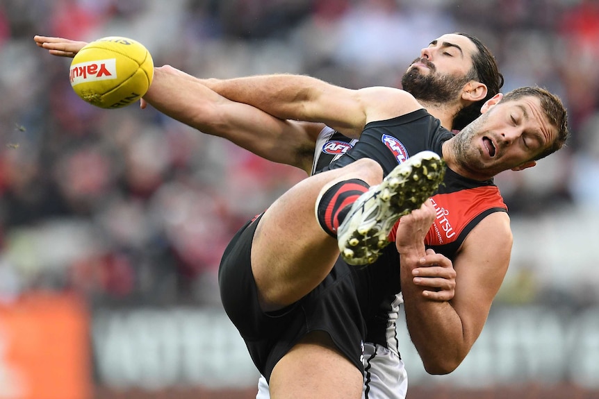 Brodie Grundy and Tom Bellchambers contest for the ball in the Bombers versus Magpies match at the MCG.