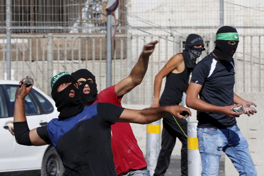 Palestinian protesters throw stones at Israeli police