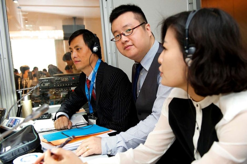 Charles Qin (kiri) telah menerjemahkan diskusi bagi 4 Perdana Menteri Australia di China.
