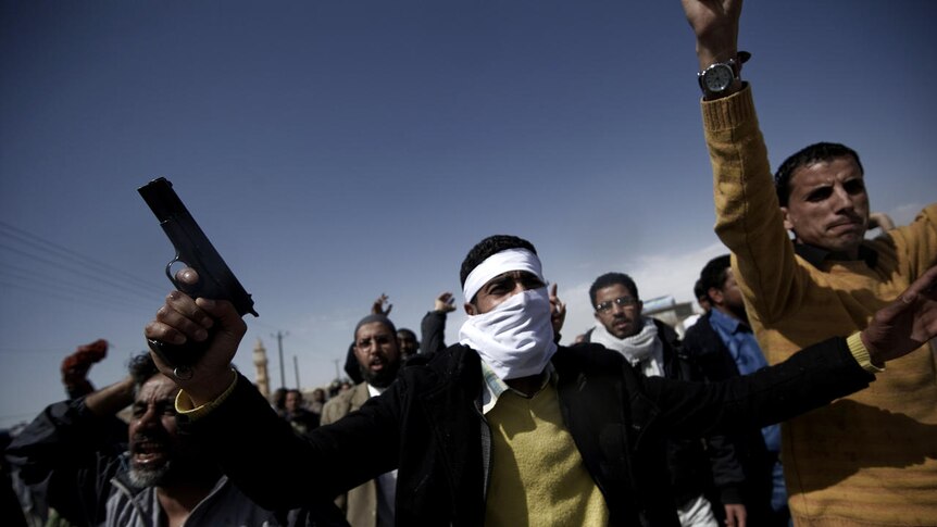 A Libyan anti-government activist holds up a gun (AFP : Gianluigi Guercia)